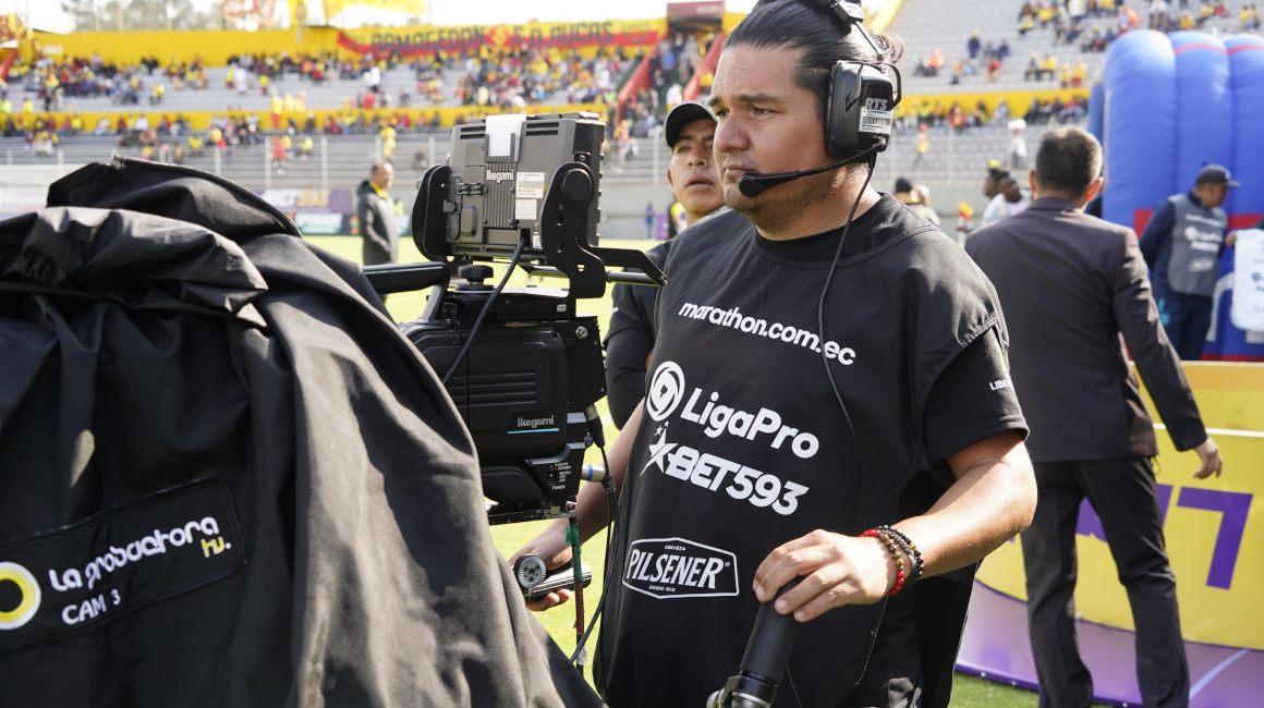 Un camarógrafo, durante el partido de Aucas ante El Nacional, el 26 de febrero de 2023.