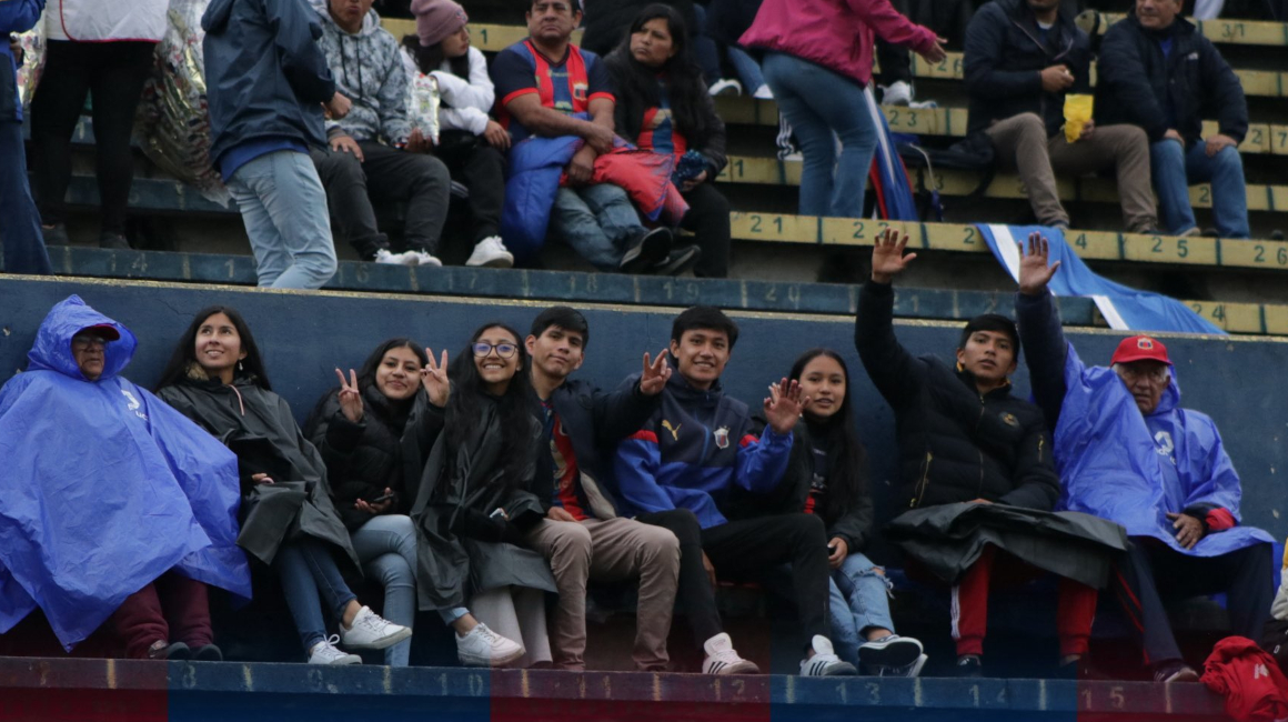 Hinchas del Deportivo Quito en el estadio Atahualpa, durante la Noche Azulgrana.