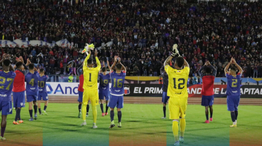 Los jugadores del Deportivo Quito saludan con la hinchada en la Noche Azulgrana, el 11 de marzo de 2023.