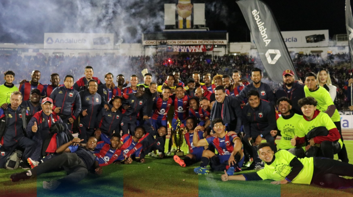 Los jugadores del Deportivo Quito celebran tras derrotar a Liga de Quito en la Noche Azulgrana, el 11 de marzo de 2023.