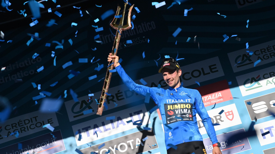 Primoz Roglic, en el podio de la Tirreno - Adriático, el 12 de marzo de 2023.