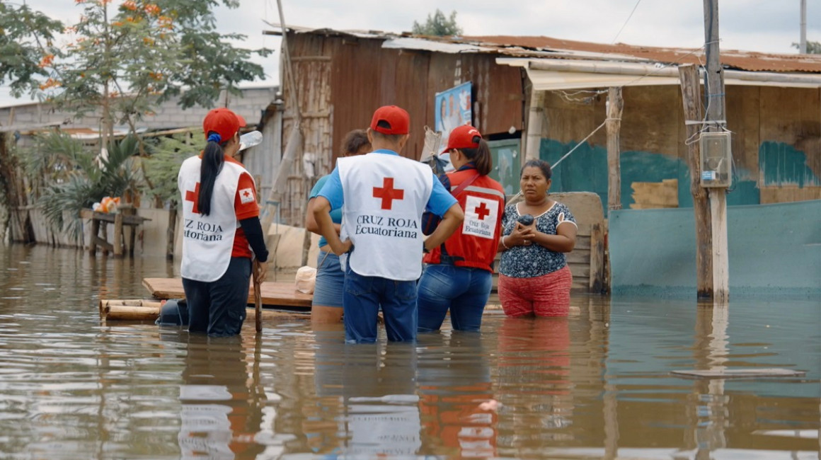 Personal de la Cruz Roja dialoga con damnificados en Milagro, el 12 de marzo de 2023. 