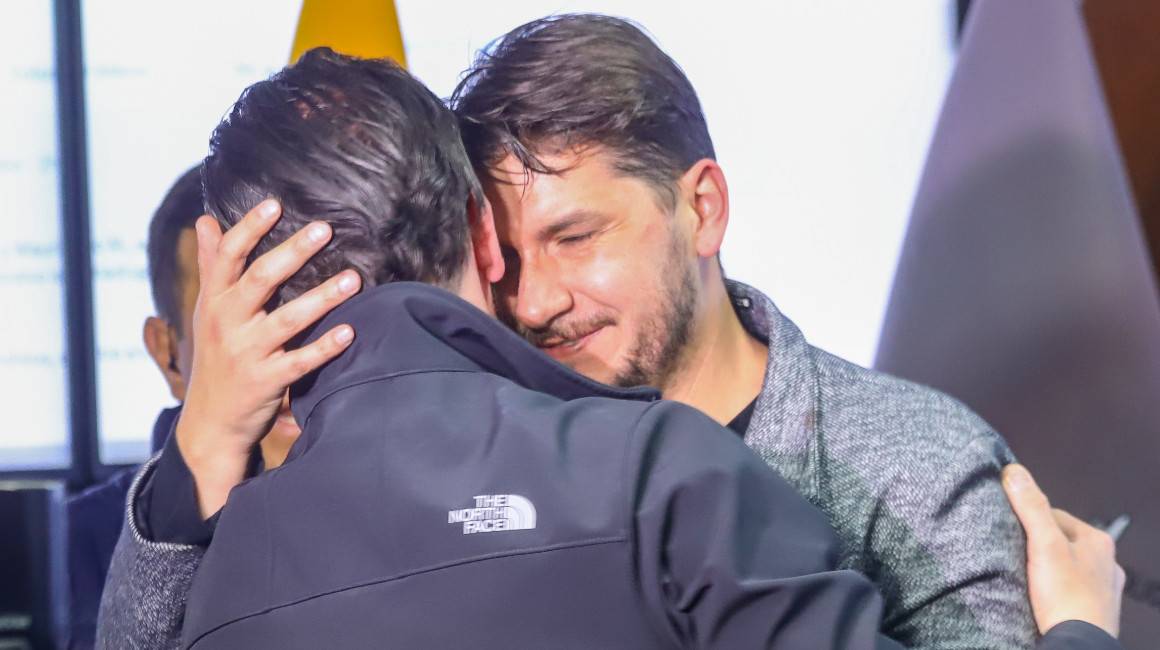 Momento en que Mauricio Martínez se reencuentra con su familia tras el secuestro.