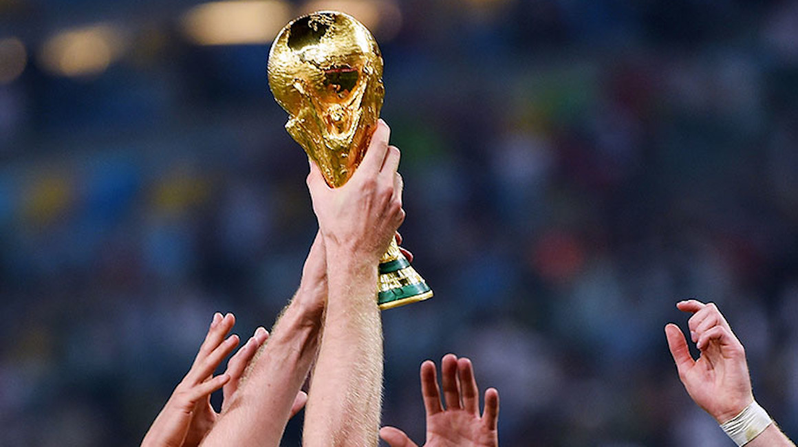 Jugadores levantan con sus manos el trofeo de la Copa del Mundo.