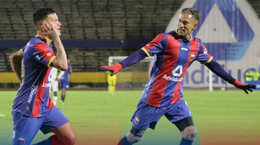 Jugadores del Deportivo Quito celebran en la Noche Azulgrana, el 11 de marzo de 2023.