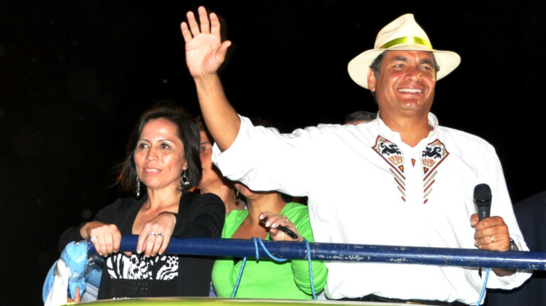 El 3 de noviembre de 2012, la ministra de Transporte, María de los Ángeles Duarte, y el presidente Rafael Correa, en un evento en Manta.