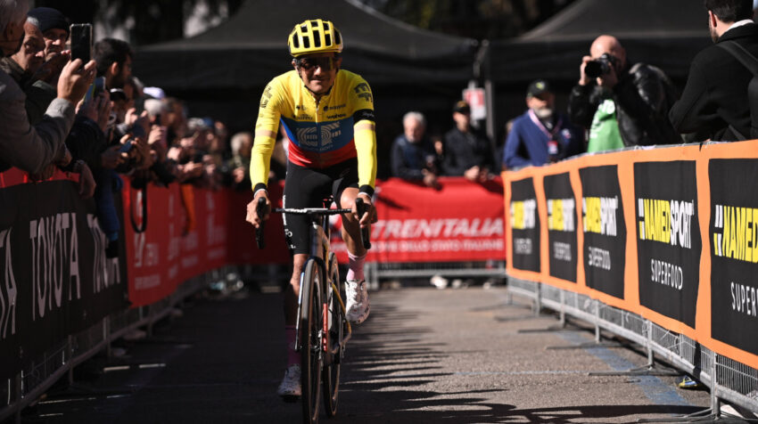 Richard Carapaz muestra por primera vez el maillot de campeón nacional de ciclismo, el miércoles 15 de marzo de 2023, en la Milano - Torino. 