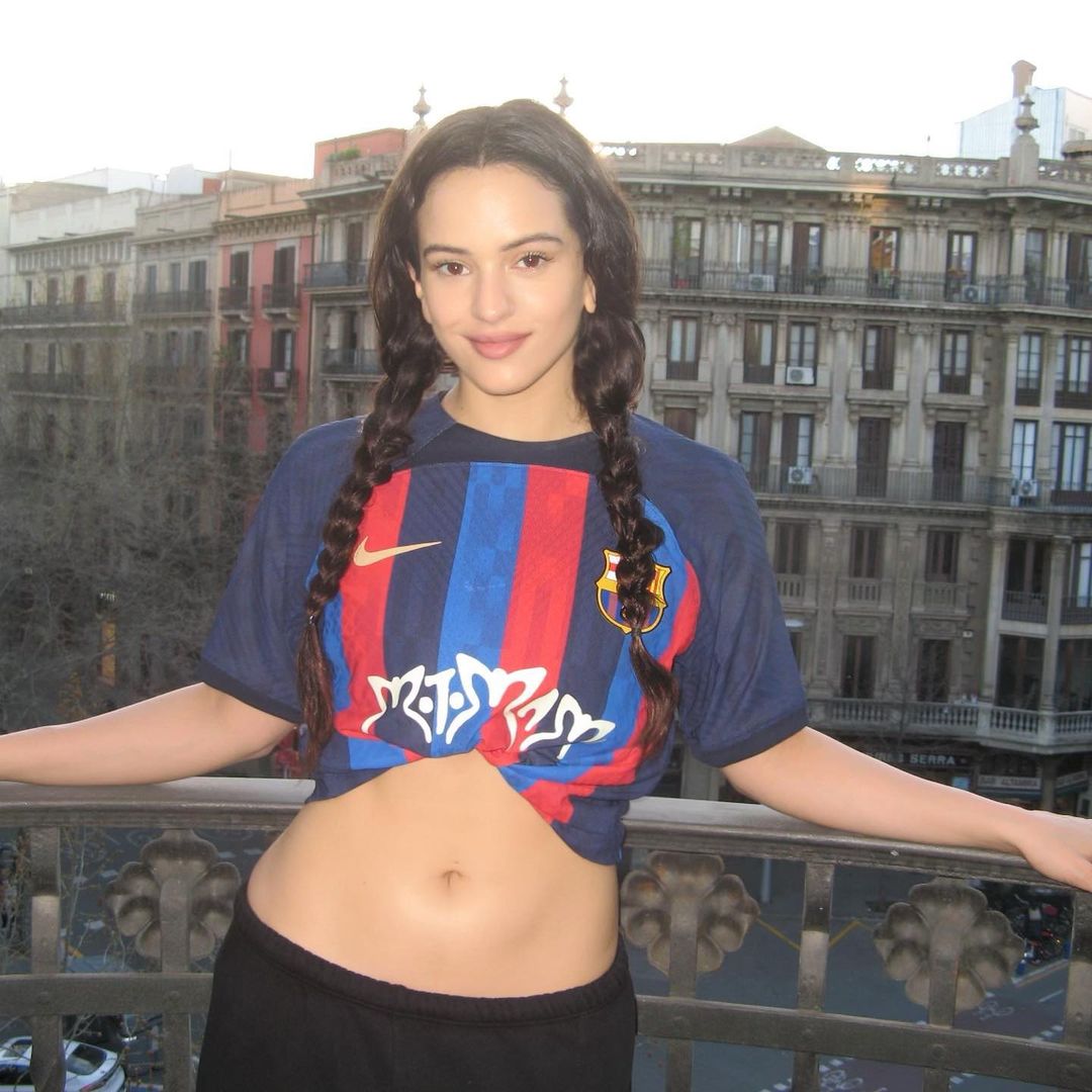 La cantante española Rosalía, con la camiseta del FC Barcelona con el auspicio de su álbum.