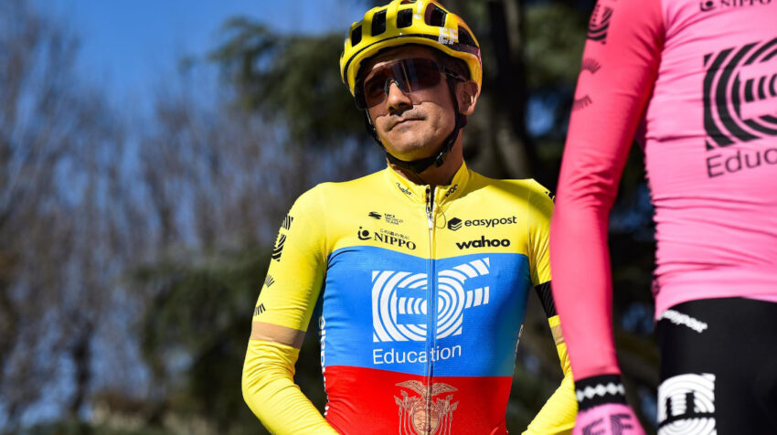 Richard Carapaz estrenó, el 15 de marzo, su maillot amarillo, azul y rojo de campeón nacional, con el escudo de Ecuador en la parte frontal y con los filos dorados que lo identifican como campeón olímpico. 