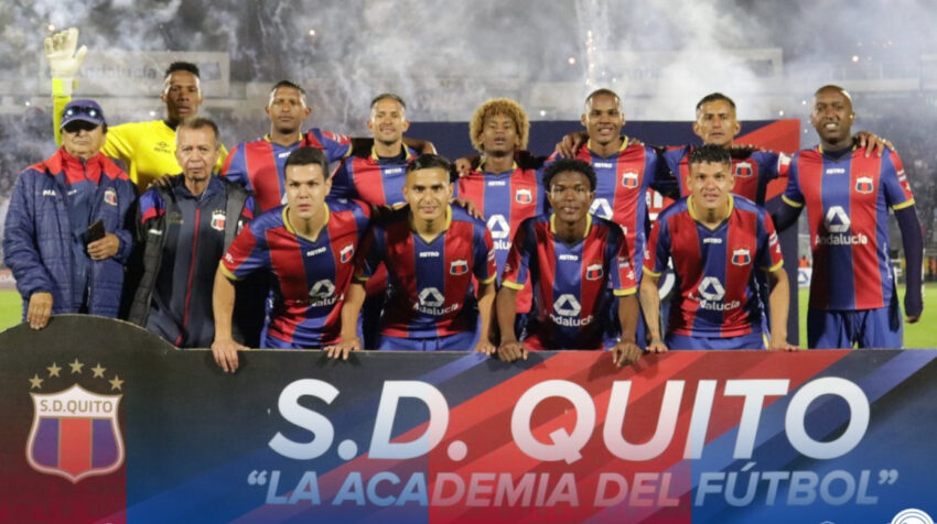 Los jugadores del Deportivo Quito, antes del partido de la Noche Azulgrana ante Liga de Quito, el 11 de marzo de 2023.