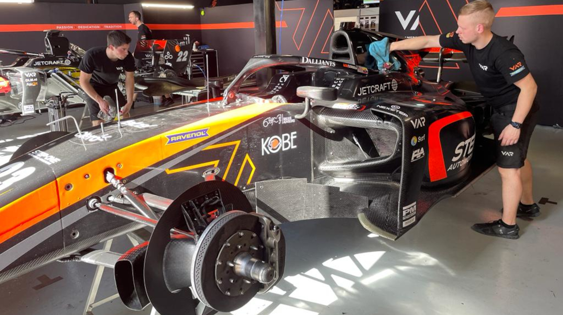 Los mecánicos ponen a punto el auto de Juan Manuel Correa, el miércoles 15 de marzo, para el Gran Premio de Arabia de Fórmula 2. 