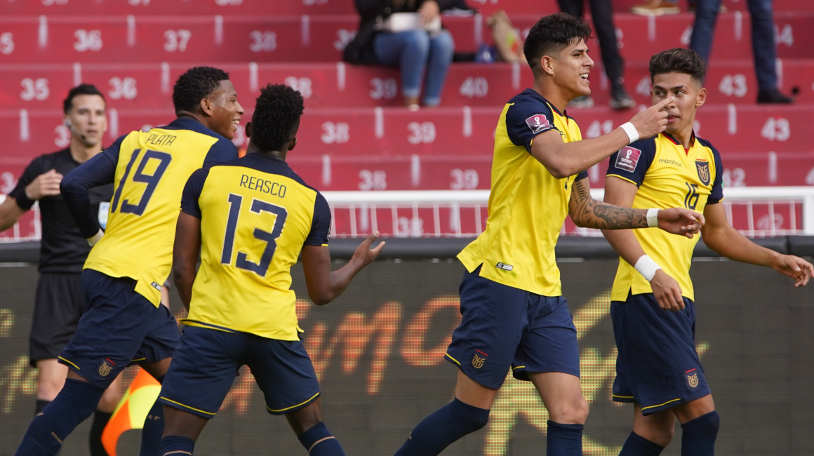 Piero Hincapié celebra su gol en el partido de Ecuador ante Venezuela por Eliminatorias, el 11 de noviembre de 2021.