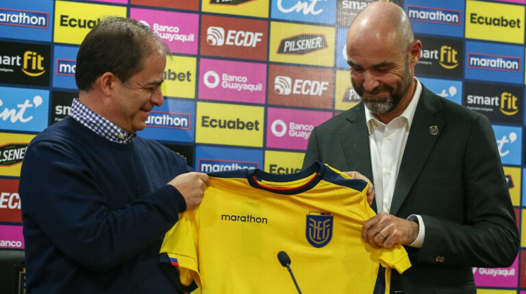 Rodrigo Espinosa, presidente de la Comisión de Selecciones, entrega una camiseta de Ecuador al técnico español Félix Sánchez Bas, durante su presentación como nuevo entrenador de la selección ecuatoriana de fútbol.