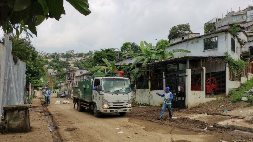 En el cerro San Eduardo, al oeste de Guayaquil, trabajadores limpian los restos de tierra tras el deslave, el 16 de marzo de 2023.