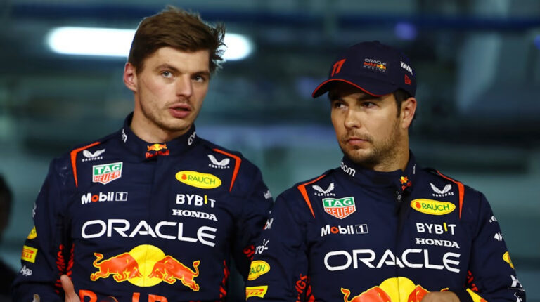 Los pilotos de Red Bull, Max Verstappen y Sergio 'Checo' Pérez conversan.