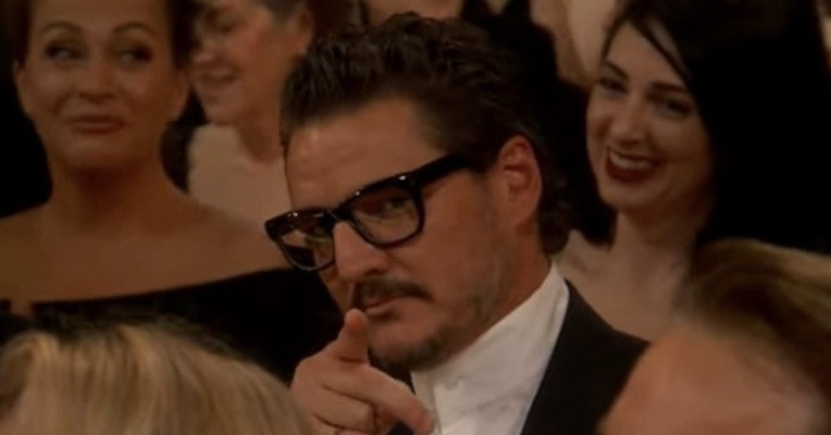 El actor Pedro Pascal bromea en la gala del Oscar 2023.