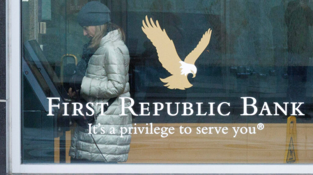 Paquete de rescate detiene caída del First Republic Bank