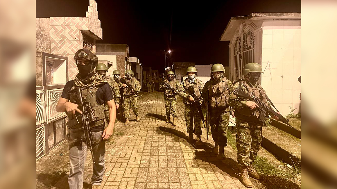 Militares patrullan el interior del Cementerio de San Lorenzo en búsqueda de armas y municiones.
