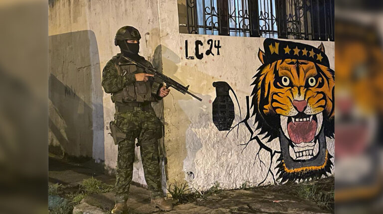 Militares patrullan todas las noches los barrios más inseguros de Esmerldas. Uno de ellos es La Guacharaca, bastión de la banda de Los Tiguerones.