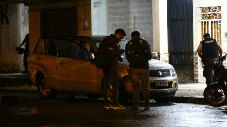 Policías en un operativo tras la balacera registrada en El Triunfo, en la que resultó herido Junior Roldán, el 16 de marzo de 2023. 