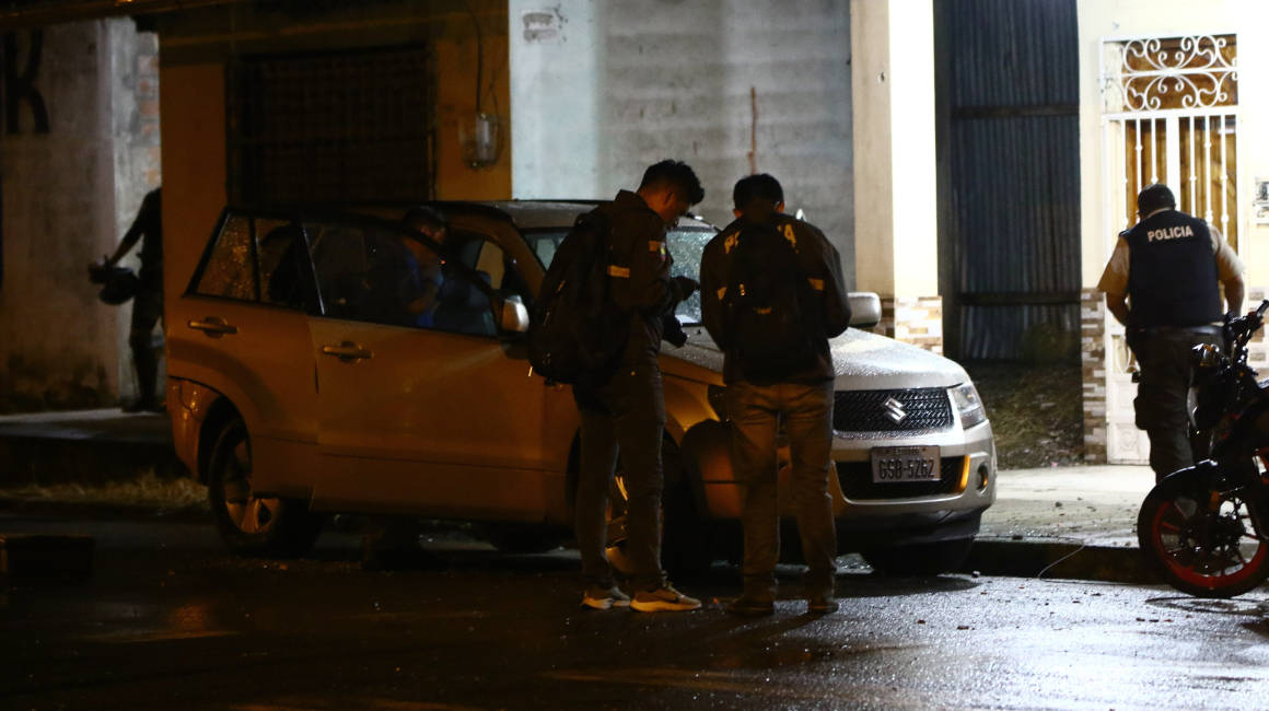 Policías en un operativo tras la balacera registrada en El Triunfo, en la que resultó herido Junior Roldán, el 16 de marzo de 2023.