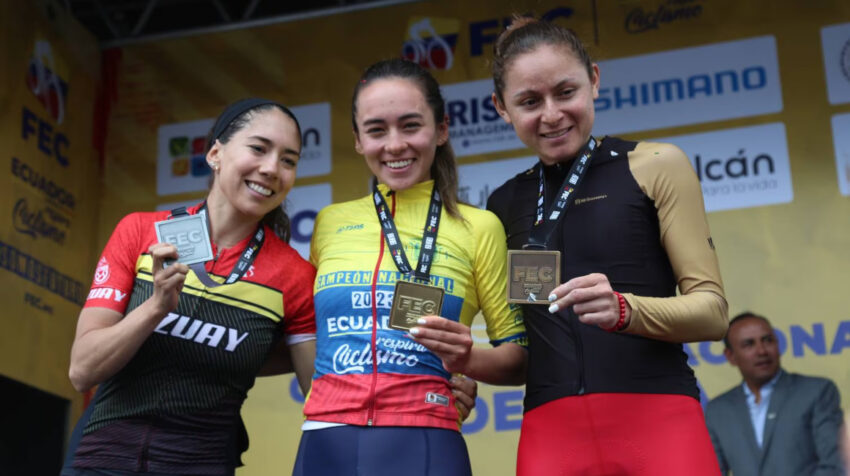 Michela Molina, en el podio del Nacional de Ciclismo junto a Ana Vivar y Esther Galarza. 