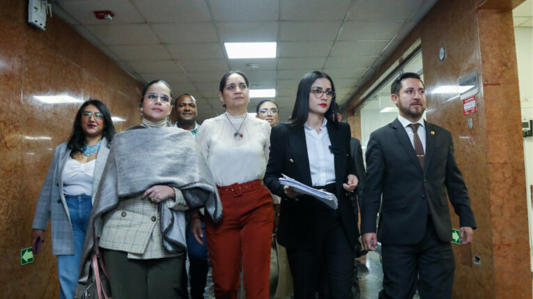 Asambleístas entregaron el pedido de juicio político contra Guillermo Lasso el 16 de marzo de 2023.