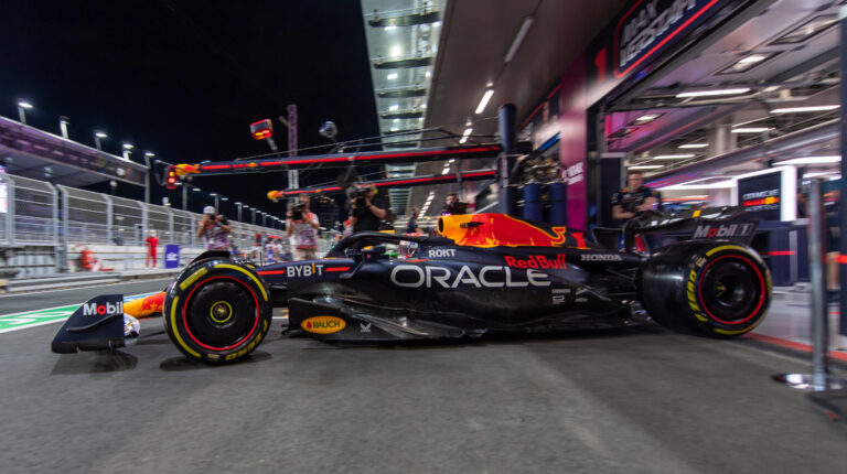 Max Verstappen de Red Bull sale del pit durante la segunda sesión de entrenamientos libres en Arabia Saudita, el 17 de marzo de 2023.