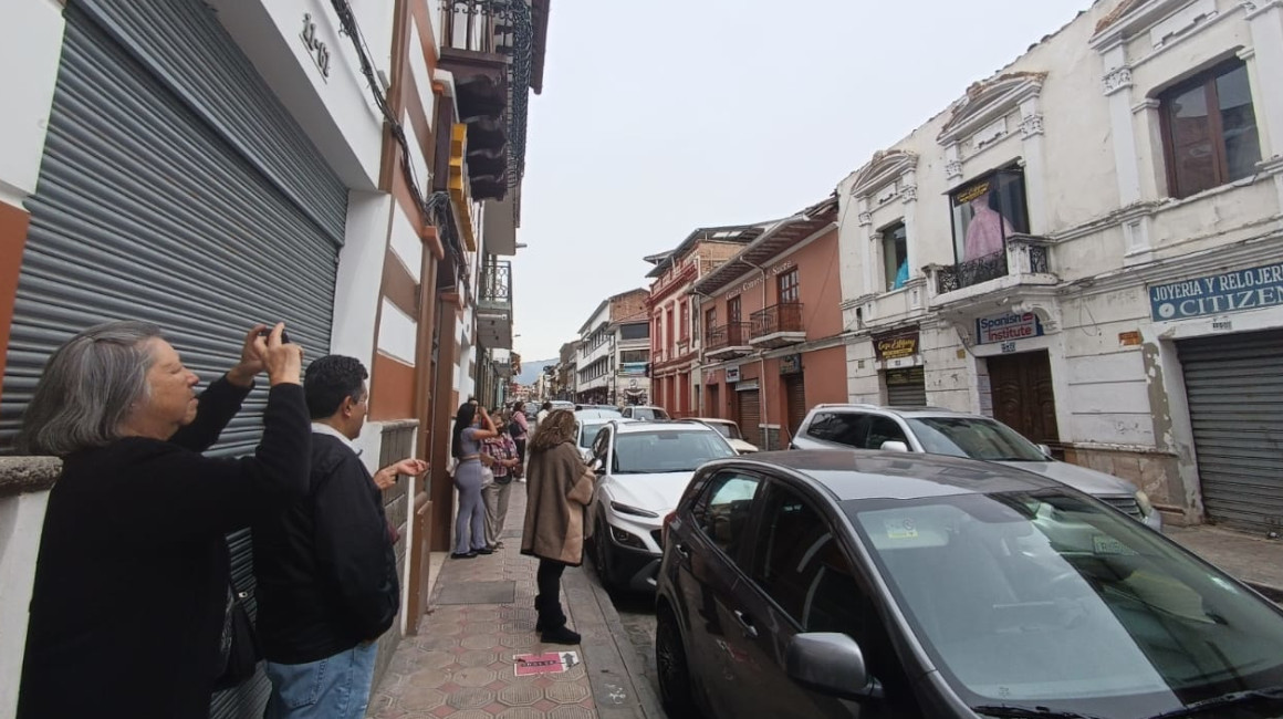 Habitantes de Cuenca recorrieron el Centro Histórico para constatar el estado de la casa que colapsó en el terremoto del 18 de marzo de 2023. 