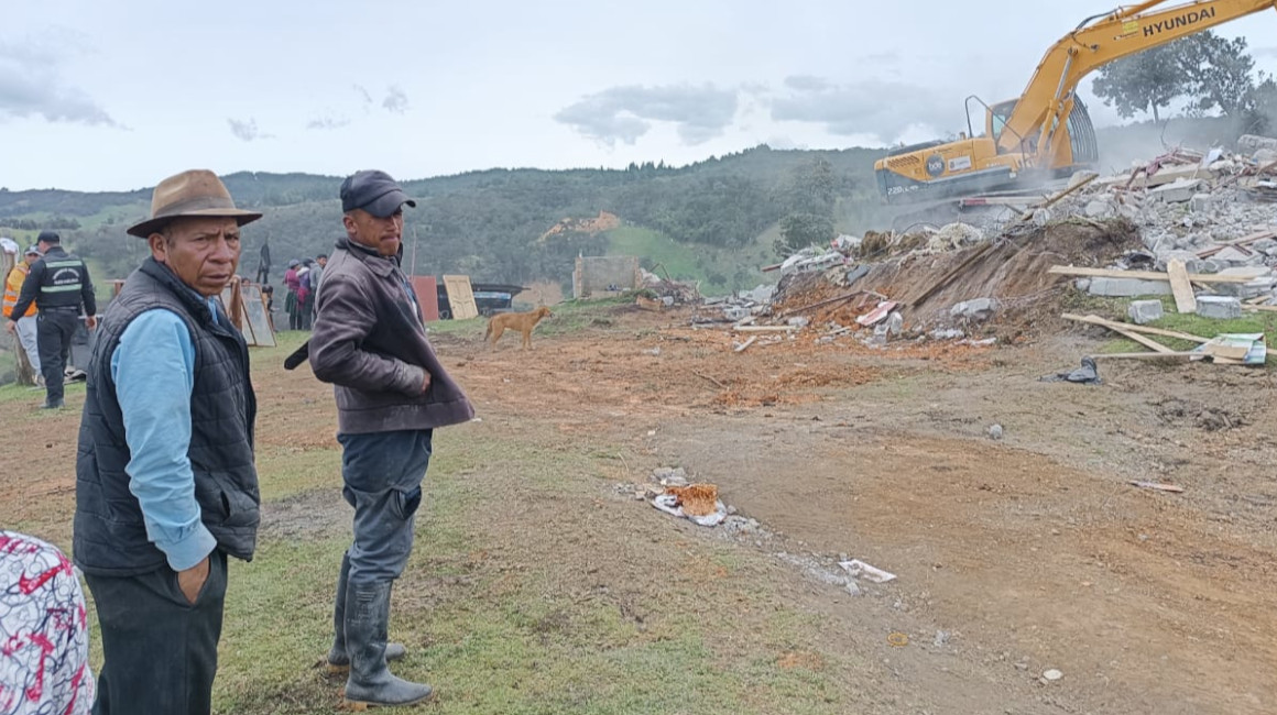 Juan Daniel Muruzumbay mira su casa destruida en Cuenca, tras el terremoto de 6,5 registrado en Ecuador el 18 de marzo de 2023.