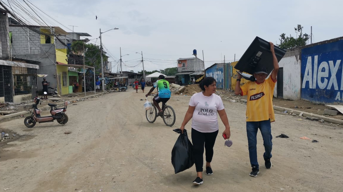Habitantes del barrio de los pescadores en Puerto Bolívar, en El Oro, rescatan sus pertenencias tras el terremoto del 18 de marzo de 2023.