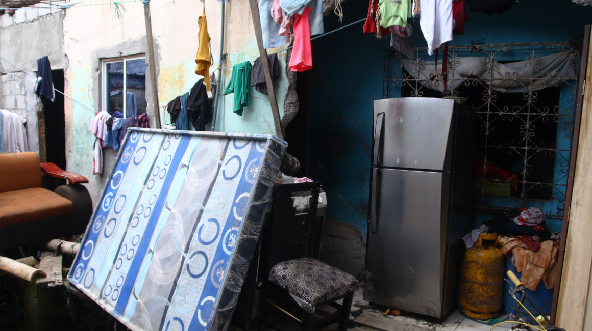 Habitantes de Puerto Bolívar, en Machala, perdieron sus muebles tras el terremoto del 18 de marzo.