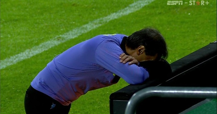 Fabián Bustos expresa su frustración en el partido entre Barcelona e Independiente del Valle, el 18 de marzo de 2023.