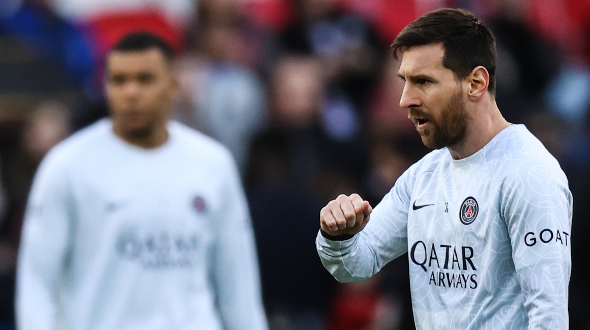 Lionel Messi calienta antes del partido de la Ligue 1 entre el PSG y el Rennais FC, el 19 de marzo de 2023.