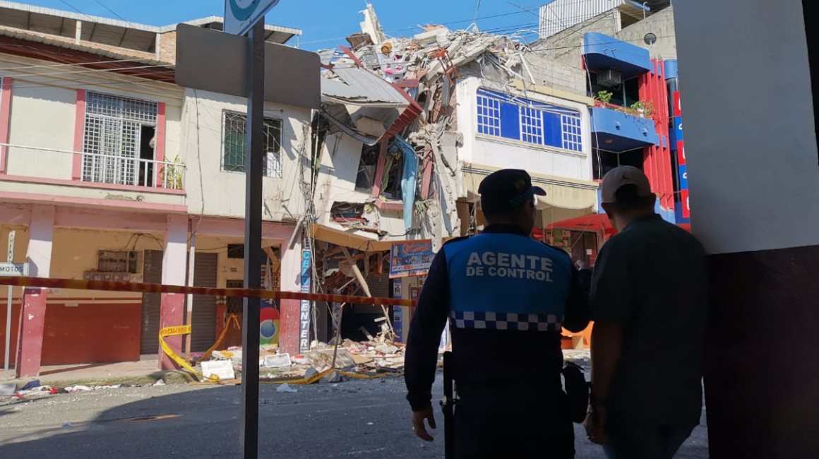 Así quedó el edificio familiar donde vivía Gustavo Bustamante con su familia, tras el terremoto del 18 de marzo de 2023,en Pasaje, El Oro.