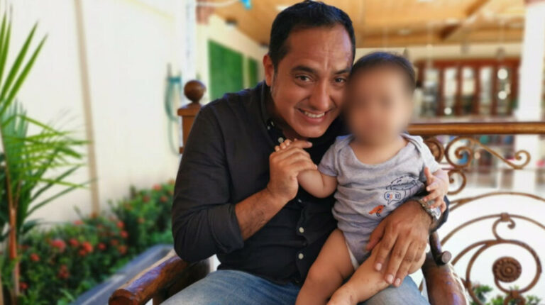 Gustavo Bustamante, de 44 años, rescató a su hija Ceci, de 9 meses, en un edificio que colapsó en el terremoto del 18 de marzo de 2023, en Pasaje, El Oro.