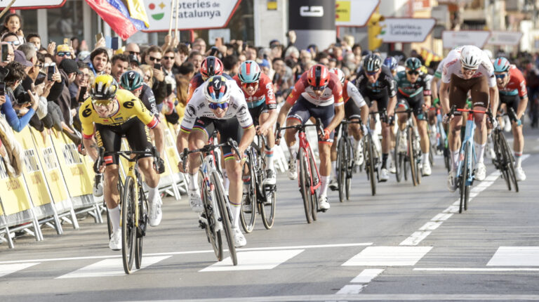 Roglic gana la Etapa 1 en Catalunya y Carapaz llega a 10 segundos