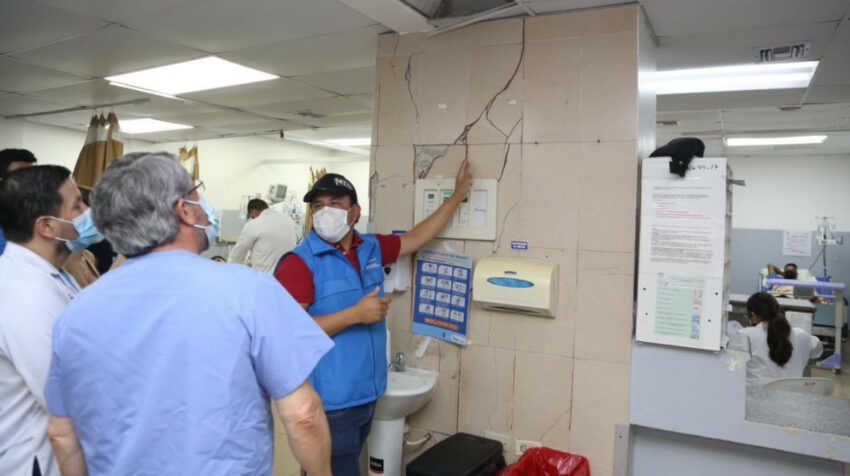 El ministro de Salud, José Ruales, inspecciona el hospital básico de Pasaje, El Oro, el 19 de marzo de 2023 