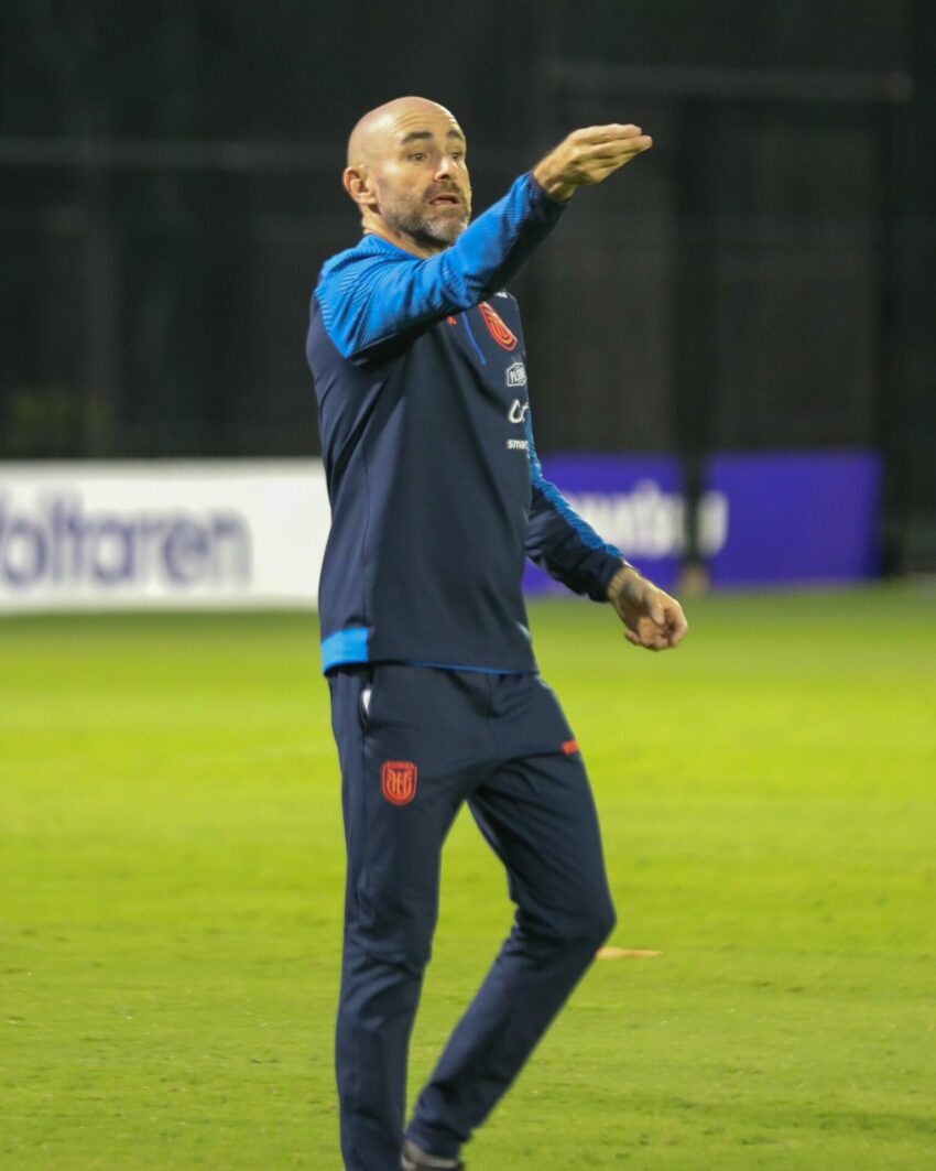 Félix Sánchez Bas dirige durante una práctica de Ecuador en Australia.