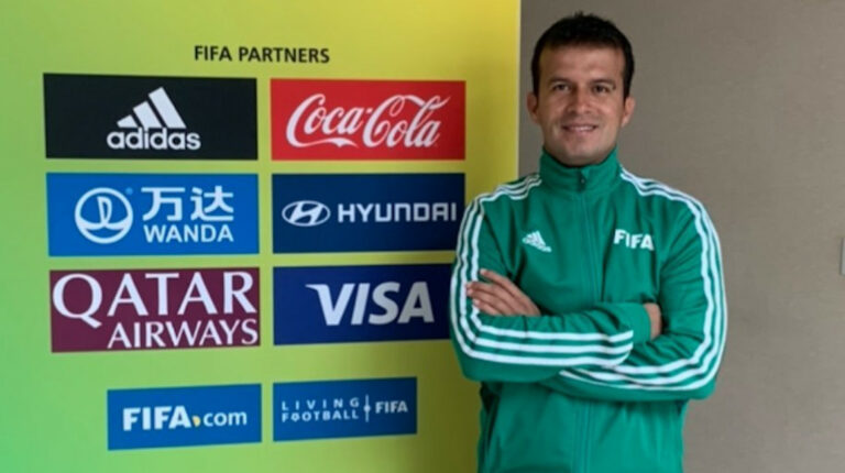 El árbitro Juan Carlos Macías antes de dirigir la Copa del Mundo Sub 17, en Brasil 2019.