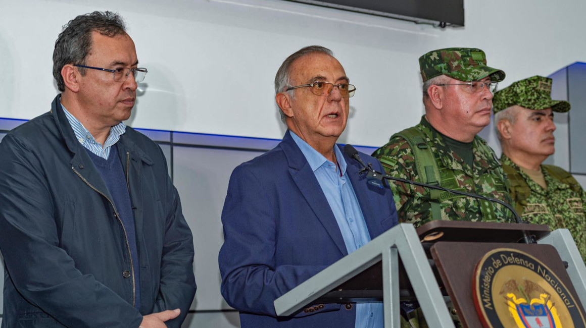 El ministro de Defensa de Colombia, Iván Velásquez, ofrece una declaración junto al ministro del Interior, Alfonso Prada, sobre la reanudación de operaciones contra el Clan del Golfo, el 20 de marzo de 2023, en Bogotá (Colombia).