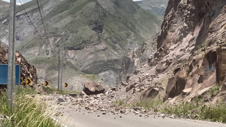 Caída de rocas en la vía Cuenca-Girón-Pasaje, el sábado 18 de marzo de 2023, luego del terremoto. 