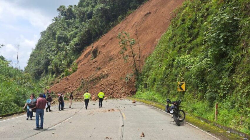 Un derrumbe en la vía Cuenca-Molleturo-El Empalme el sábado 18 de marzo, tras el terremoto.