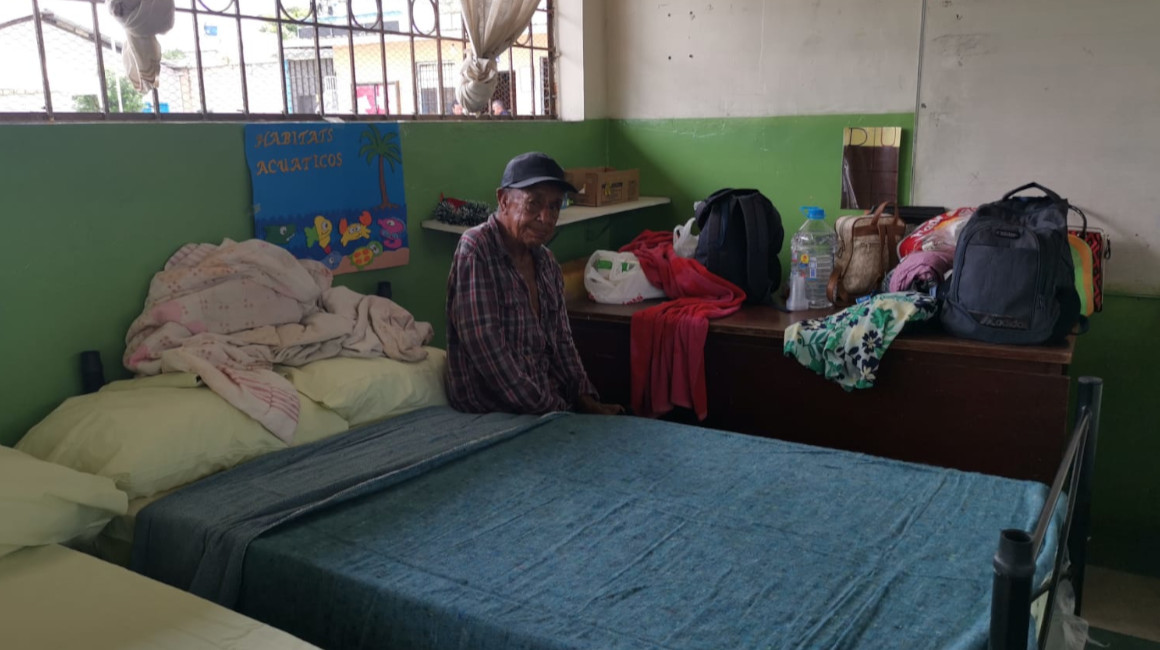 César Tuza Pilco, de 75 años, permanece en un albergue en Pasa, El Oro. La mitad de la casa de dos plantas donde vivía colapsó por el terremoto del 18 de marzo de 2023. 