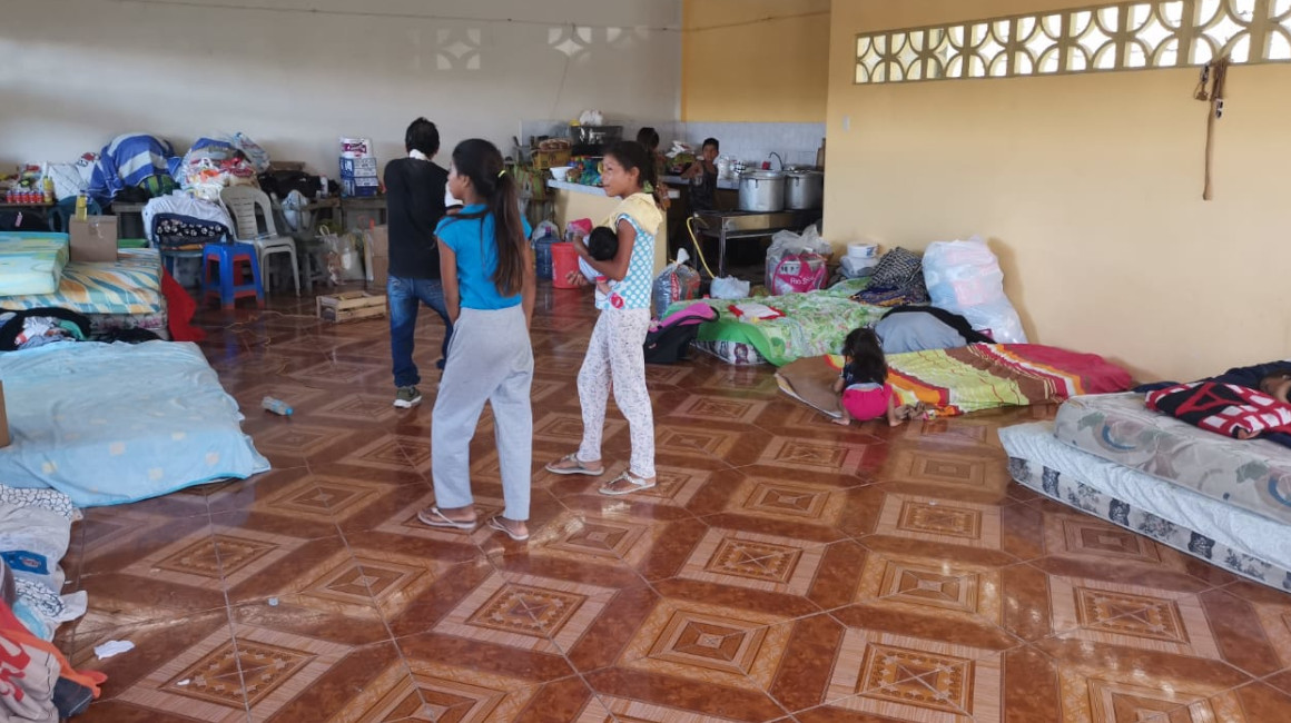 Una casa comunal de Tendales, parroquia rural de El Guabo, se alberga a 81 personas damnificadas de la comunidad costera de La Puntilla. El espacio es reducido.