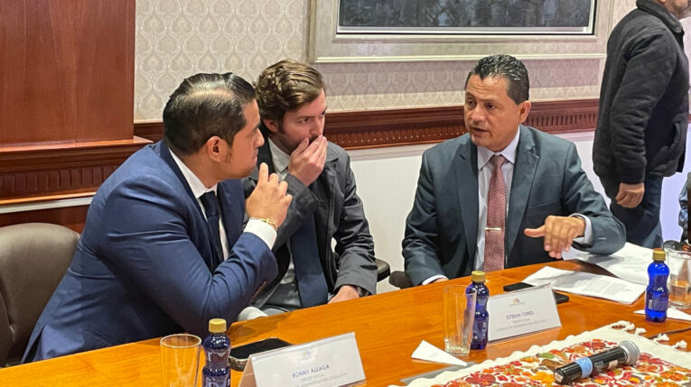 Ronny Aleaga (UNES), Esteban Torres (PSC) y Darwin Pereira (Pachakutik) conversan antes de la sesión del CAL para dar paso al juicio político contra Guillermo Lasso, este 20 de marzo de 2023.