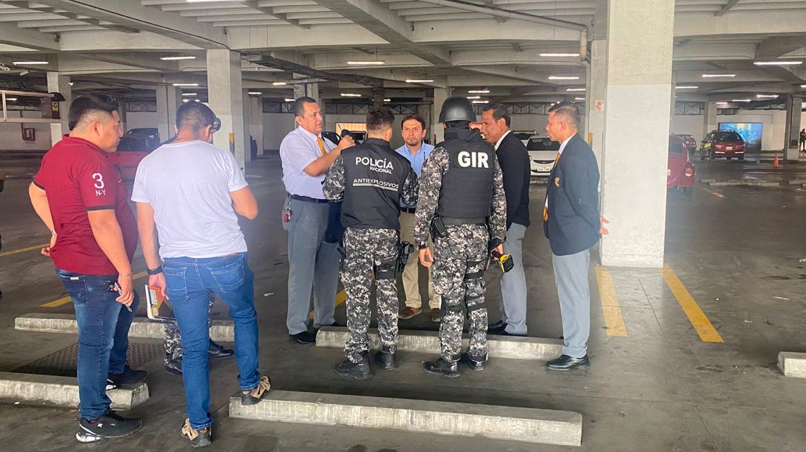 Procedimiento policial ante amenaza de bomba en Ríocentro norte de Guayaquil, el 20 de marzo de 2023.