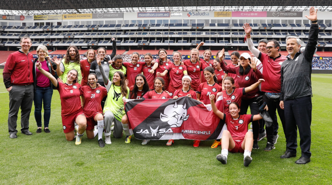 La selección femenina del Colegio Americano celebra el título en el estadio Rodrigo Paz Delgado, el 20 de marzo de 2023.