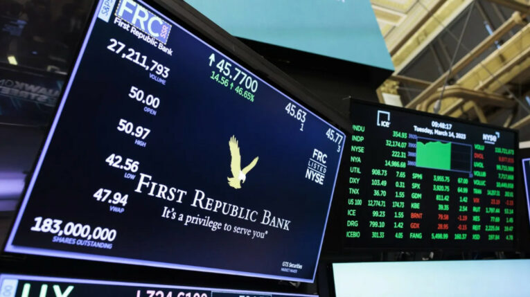 Vista de los resultados de First Republic Bank, el 14 de marzo de 2023, en la Bolsa de Nueva York. 