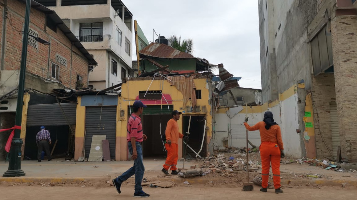 El Municipio realiza la limpieza de una casa colapsada en el centro de Machala, en las calles Boyacá y Páez, donde murieron tres personas, el 20 de marzo de 2023.